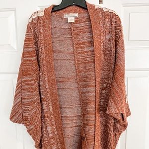 Adorable topper for fall. Rust color size large.